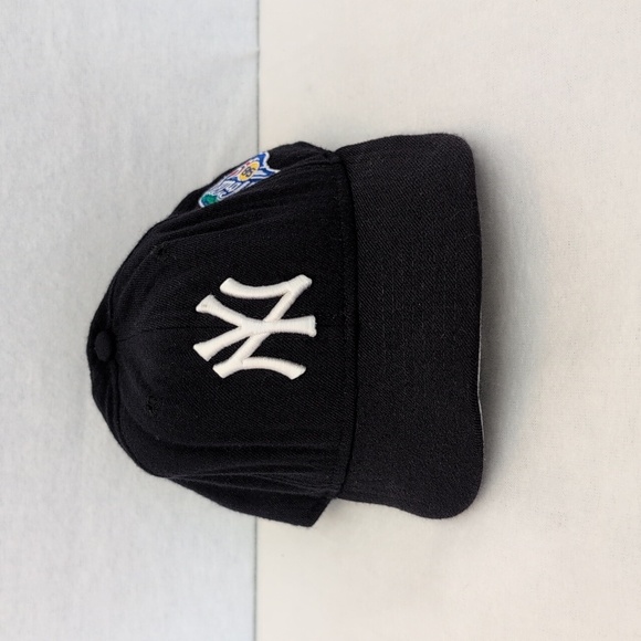 Vintage Other - Vintage NY Yankees 1998 World Series Baseball Hat Fitted 7 New Era Blue Wool